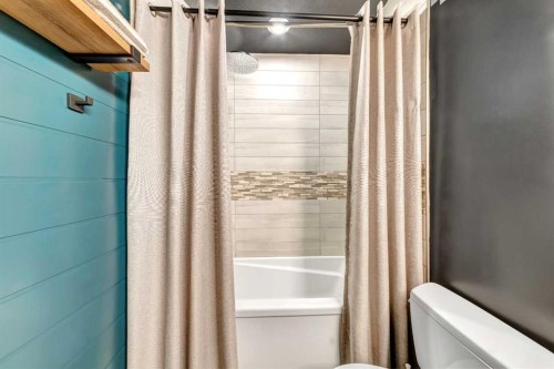 5201 26 Street, Lloydminster, AB - Indoor Photo Showing Bathroom