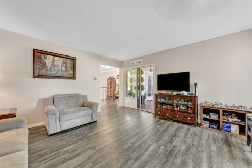 5201 26 Street, Lloydminster, AB - Indoor Photo Showing Living Room