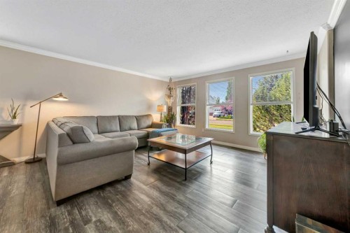 5201 26 Street, Lloydminster, AB - Indoor Photo Showing Living Room