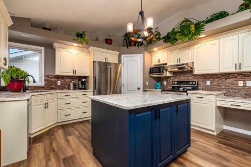 2303 52 Avenue, Lloydminster, AB - Indoor Photo Showing Kitchen With Upgraded Kitchen
