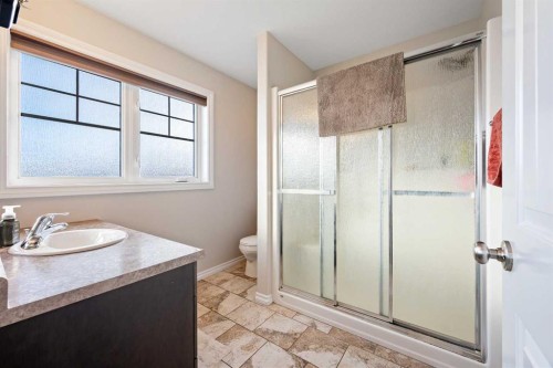 2102 58A Avenue Close, Lloydminster, AB - Indoor Photo Showing Bathroom