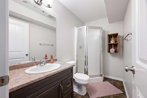 2102 58A Avenue Close, Lloydminster, AB - Indoor Photo Showing Bathroom