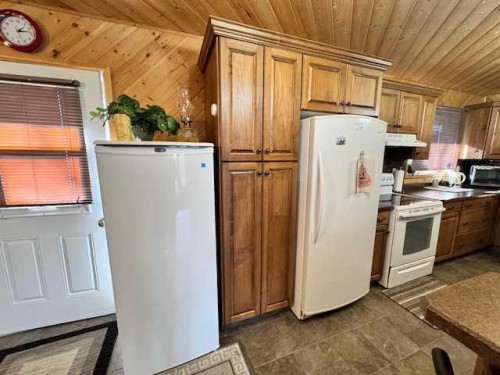 64 Suffern Lake, Suffern Lake, SK - Indoor Photo Showing Kitchen