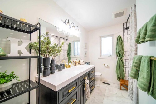 914 26 Street, Wainwright, AB - Indoor Photo Showing Bathroom