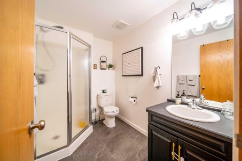914 26 Street, Wainwright, AB - Indoor Photo Showing Bathroom