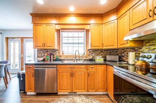 914 26 Street, Wainwright, AB - Indoor Photo Showing Kitchen With Double Sink