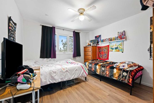 1-8-4504 56A Avenue, Lloydminster, AB - Indoor Photo Showing Bedroom