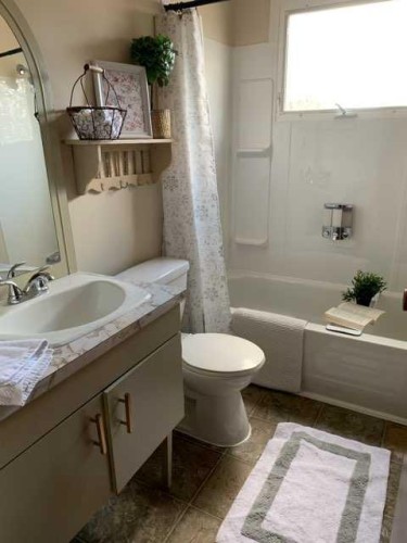 1-8-4504 56A Avenue, Lloydminster, AB - Indoor Photo Showing Bathroom