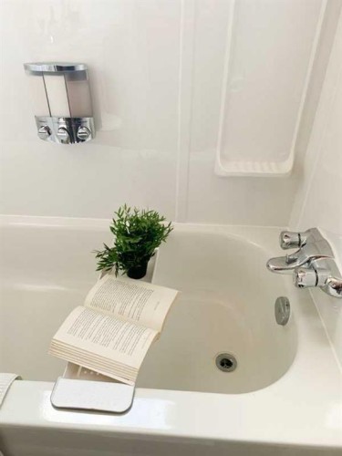 1-8-4504 56A Avenue, Lloydminster, AB - Indoor Photo Showing Bathroom