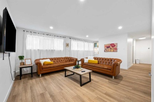 1-8-4504 56A Avenue, Lloydminster, AB - Indoor Photo Showing Living Room