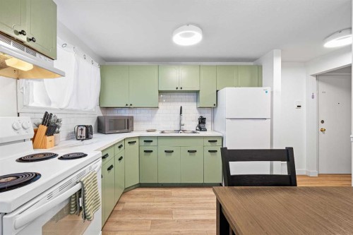 1-8-4504 56A Avenue, Lloydminster, AB - Indoor Photo Showing Kitchen