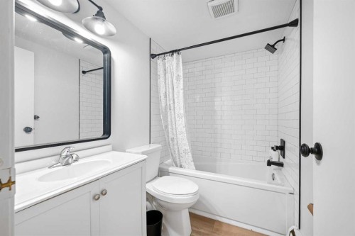 1-8-4504 56A Avenue, Lloydminster, AB - Indoor Photo Showing Bathroom