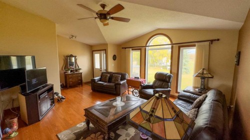45069 Twp Rd 424, Rural Wainwright No. 61, M.D. Of, AB - Indoor Photo Showing Living Room