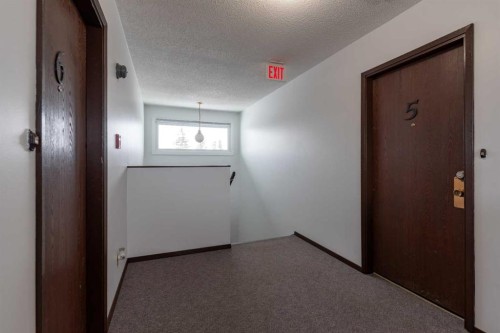 1-6-5502 49 Avenue, Lloydminster, SK - Indoor Photo Showing Other Room