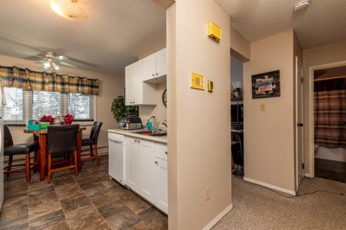 1-6-5502 49 Avenue, Lloydminster, SK - Indoor Photo Showing Dining Room