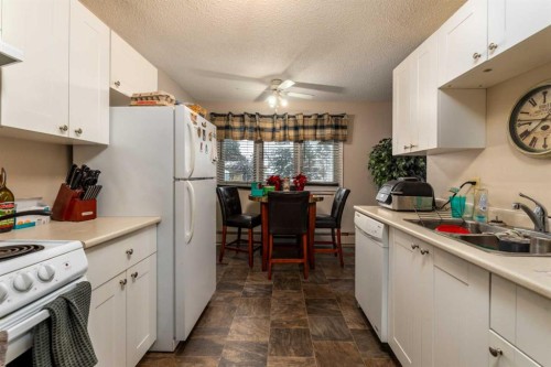 1-6-5502 49 Avenue, Lloydminster, SK - Indoor Photo Showing Kitchen