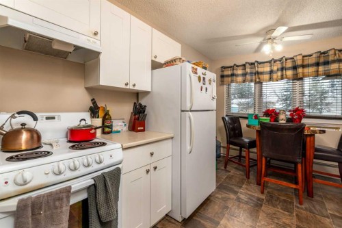 1-6-5502 49 Avenue, Lloydminster, SK - Indoor Photo Showing Kitchen