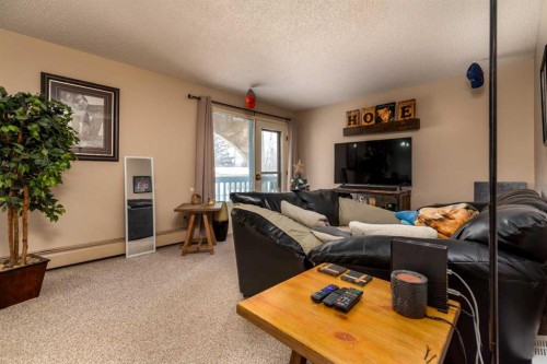 1-6-5502 49 Avenue, Lloydminster, SK - Indoor Photo Showing Living Room