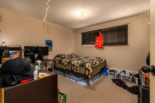 1-6-5502 49 Avenue, Lloydminster, SK - Indoor Photo Showing Bedroom