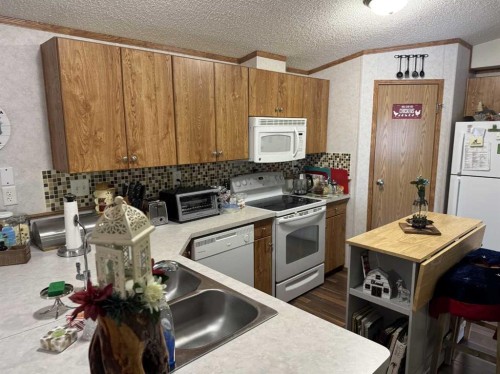 5702 51 Street, Edgerton, AB - Indoor Photo Showing Kitchen With Double Sink