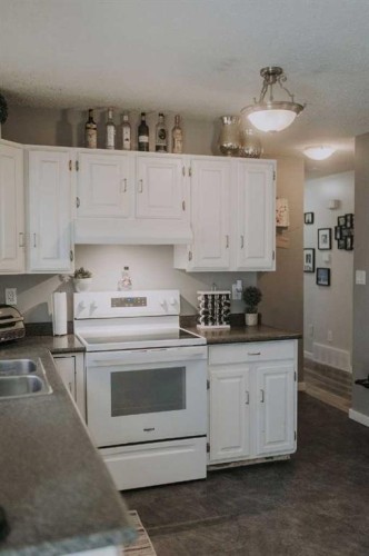 1913 8 Avenue, Wainwright, AB - Indoor Photo Showing Kitchen With Double Sink