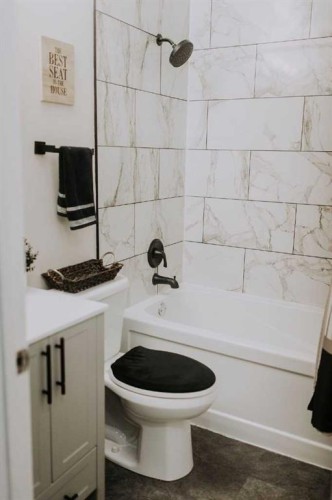 1913 8 Avenue, Wainwright, AB - Indoor Photo Showing Bathroom