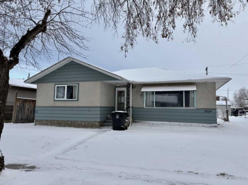 5019 51 Street, Mannville, AB - Outdoor