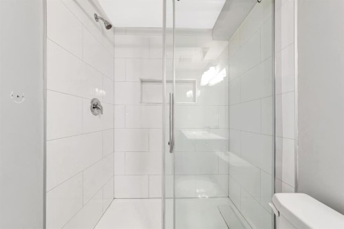 5320 50 Street, Lloydminster, AB - Indoor Photo Showing Bathroom