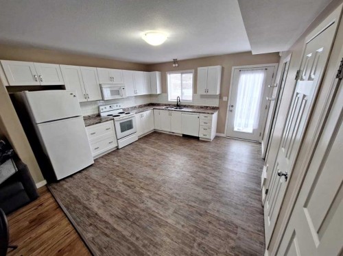102-4520 51 Street, Vermilion, AB - Indoor Photo Showing Kitchen With Double Sink