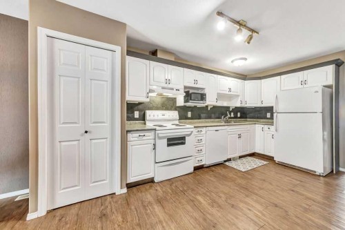5010 31 Street, Lloydminster, AB - Indoor Photo Showing Kitchen