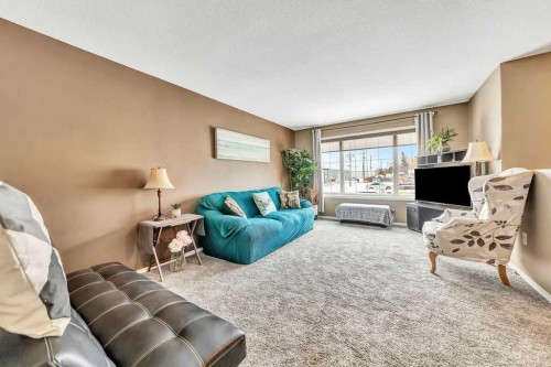 5010 31 Street, Lloydminster, AB - Indoor Photo Showing Living Room