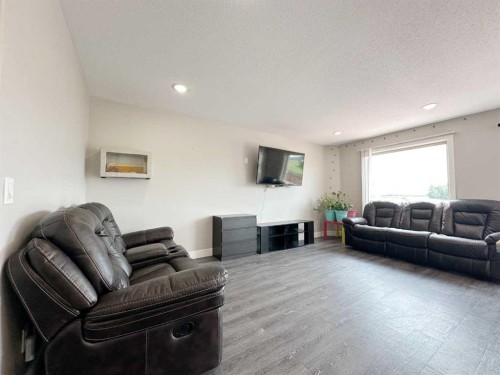 2519 6 Avenue, Wainwright, AB - Indoor Photo Showing Living Room