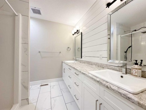 2519 6 Avenue, Wainwright, AB - Indoor Photo Showing Bathroom