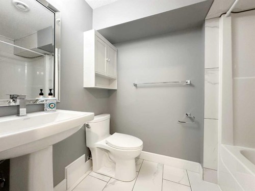 2519 6 Avenue, Wainwright, AB - Indoor Photo Showing Bathroom