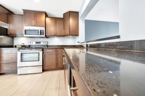36-4118 41 Avenue, Lloydminster, SK - Indoor Photo Showing Kitchen With Double Sink