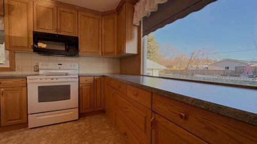 1030 15 Avenue, Wainwright, AB - Indoor Photo Showing Kitchen