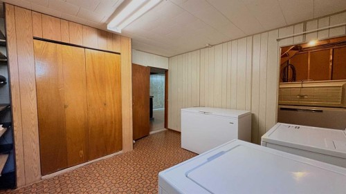 1030 15 Avenue, Wainwright, AB - Indoor Photo Showing Laundry Room