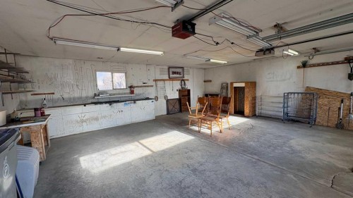 1030 15 Avenue, Wainwright, AB - Indoor Photo Showing Garage