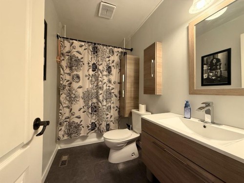 3304 54 Avenue, Lloydminster, AB - Indoor Photo Showing Bathroom
