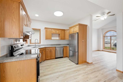 4006 59 Avenue Close, Lloydminster, AB - Indoor Photo Showing Kitchen