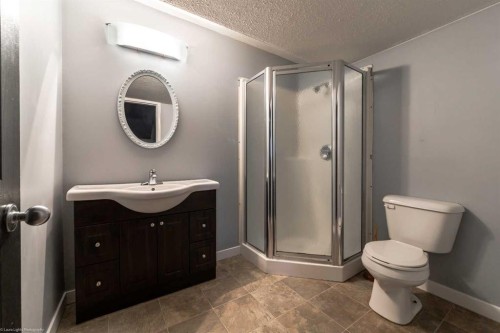 6105 21 Street, Lloydminster, AB - Indoor Photo Showing Bathroom