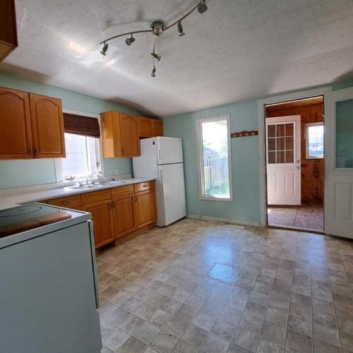 5308 49 Avenue, Lloydminster, SK - Indoor Photo Showing Kitchen With Double Sink