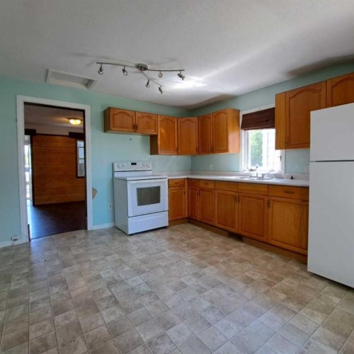 5308 49 Avenue, Lloydminster, SK - Indoor Photo Showing Kitchen