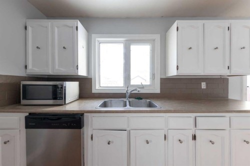 3403 55 Avenue, Lloydminster, AB - Indoor Photo Showing Kitchen With Double Sink