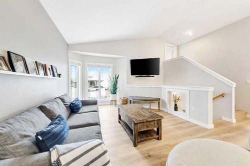 4107 68 Avenue, Lloydminster, AB - Indoor Photo Showing Living Room