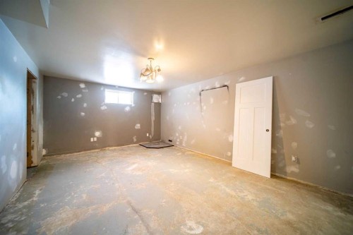 226 5 Avenue, Wainwright, AB - Indoor Photo Showing Garage