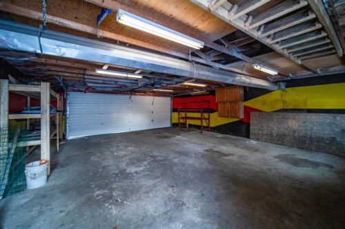 226 5 Avenue, Wainwright, AB - Indoor Photo Showing Garage