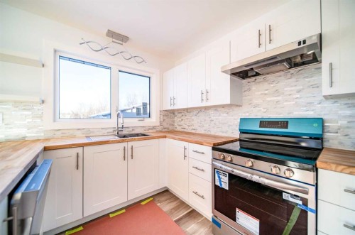 226 5 Avenue, Wainwright, AB - Indoor Photo Showing Kitchen With Double Sink