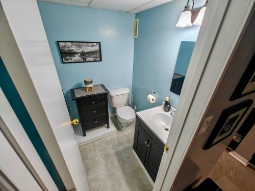 1233 6 Avenue, Wainwright, AB - Indoor Photo Showing Bathroom