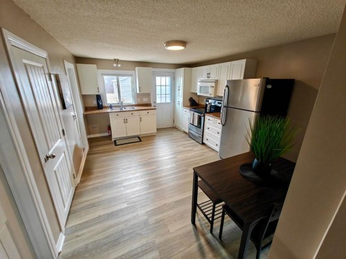 1233 6 Avenue, Wainwright, AB - Indoor Photo Showing Kitchen